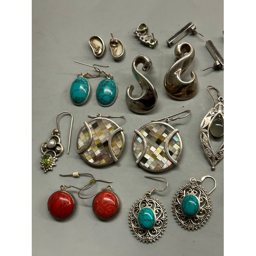 547 - SILVER AND WHITE METAL EARRINGS SOME SET WITH SEMI PRECIOUS STONES AND AGATES AND PAIR OF MACKINTOSH... 