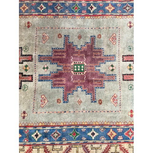 80 - EARLY 20TH CENTURY GEOMETRIC PATTERN FRINGED CARPET