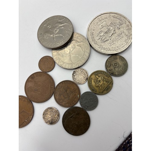 565 - THREE QUEEN ELIZABETH II CHURCHILL COMMEMORATIVE CROWNS, 1977 SILVER JUBILEE CROWNS, QUEEN ELIZABETH... 