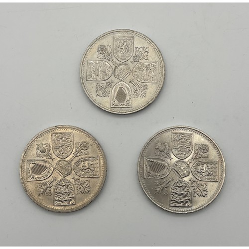 566 - THREE QUEEN ELIZABETH II FIVE SHILLING COINS (ONE WITH SCRIPT AROUND THE RIM ERROR)