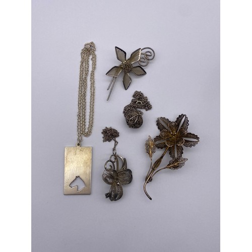 460 - WHITE METAL AND SILVER FILIGREE FLORAL BROOCHES, BALL PENDANT AND A HORSEHEAD INGOT PENDANT ON CHAIN
