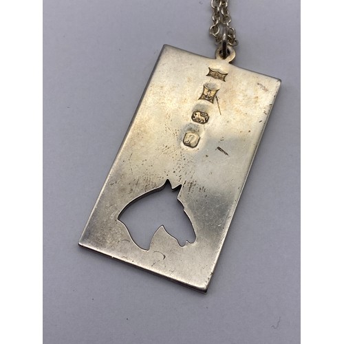 460 - WHITE METAL AND SILVER FILIGREE FLORAL BROOCHES, BALL PENDANT AND A HORSEHEAD INGOT PENDANT ON CHAIN