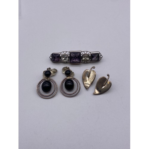 449 - WHITE METAL AMETHYST BAR BROOCH, SILVER CLIP ON LEAF EARRINGS AND CABOCHON DROPPER EARRINGS