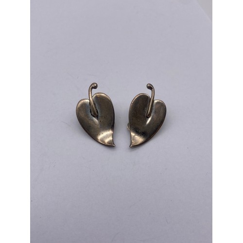 449 - WHITE METAL AMETHYST BAR BROOCH, SILVER CLIP ON LEAF EARRINGS AND CABOCHON DROPPER EARRINGS