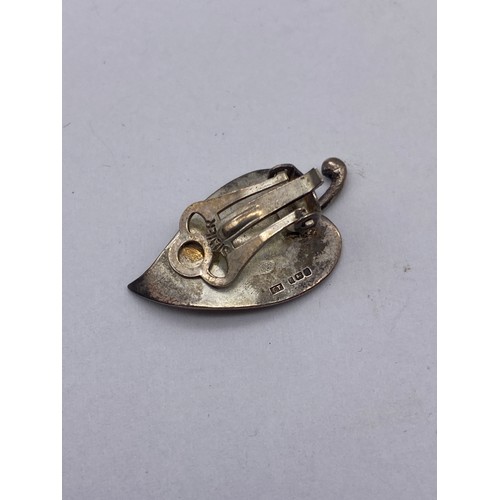 449 - WHITE METAL AMETHYST BAR BROOCH, SILVER CLIP ON LEAF EARRINGS AND CABOCHON DROPPER EARRINGS