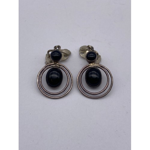 449 - WHITE METAL AMETHYST BAR BROOCH, SILVER CLIP ON LEAF EARRINGS AND CABOCHON DROPPER EARRINGS