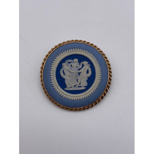 522 - 9CT GOLD MOUNTED WEDGWOOD THREE GRACES JASPERWARE BROOCH