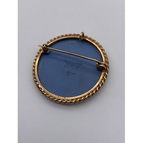 522 - 9CT GOLD MOUNTED WEDGWOOD THREE GRACES JASPERWARE BROOCH