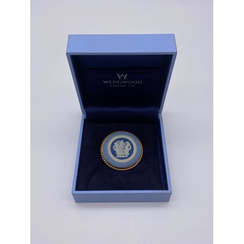 522 - 9CT GOLD MOUNTED WEDGWOOD THREE GRACES JASPERWARE BROOCH