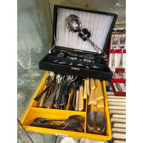 277 - CLAREMONT COLLECTION GIFT SET, CASED BOXES OF TEASPOONS, DESSERT SPOONS AND OTHER CUTLERY