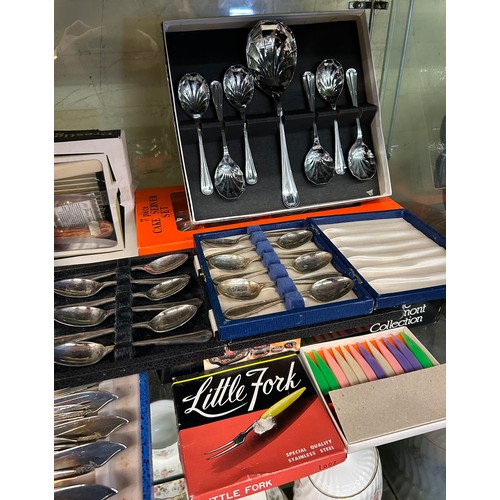 277 - CLAREMONT COLLECTION GIFT SET, CASED BOXES OF TEASPOONS, DESSERT SPOONS AND OTHER CUTLERY