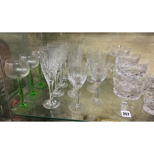 257 - SHELF OF ASSORTED GLASSWARE