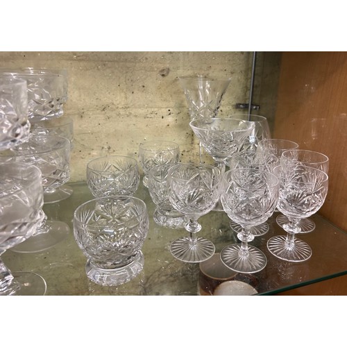 257 - SHELF OF ASSORTED GLASSWARE