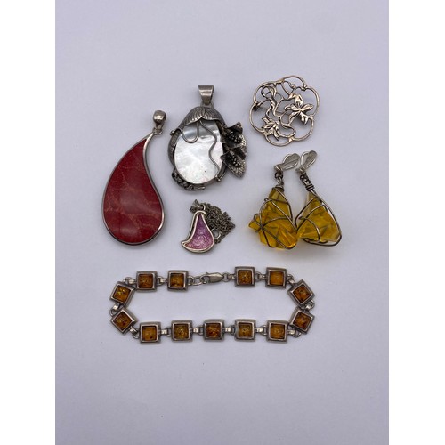 451 - SELECTION OF SILVER AND WHITE METAL JEWELLERY INC. AMBER LINK BRACELET, LEAF BROOCH AND ENAMELLED PE... 