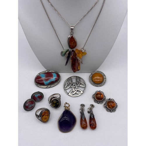 450 - POLISHED AGATE STONE BROOCH AND EARRINGS, AMBER DRESS RINGS, CLIP ON EARRINGS AND PENDANTS