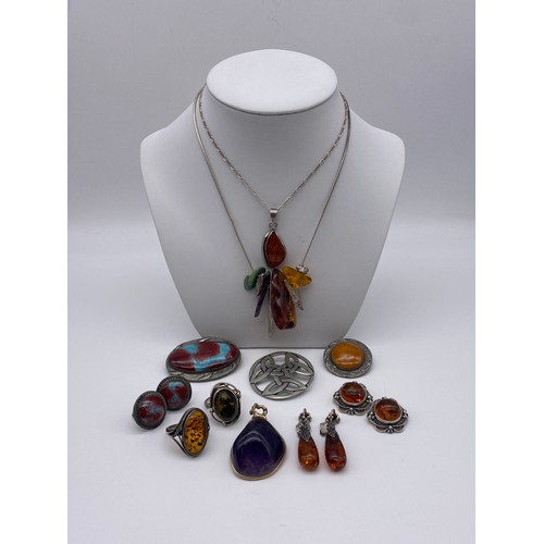 450 - POLISHED AGATE STONE BROOCH AND EARRINGS, AMBER DRESS RINGS, CLIP ON EARRINGS AND PENDANTS