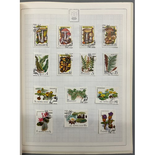 422 - FOLDER OF POSTAGE STAMP ALBUMS MAINLY CCCP