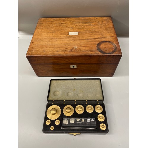 416C - SET OF CASED BRASS WEIGHTS AND TWEEZERS, AND MAHOGANY BOX