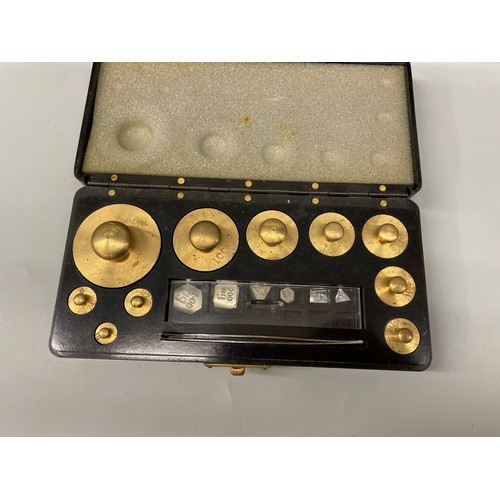 416C - SET OF CASED BRASS WEIGHTS AND TWEEZERS, AND MAHOGANY BOX