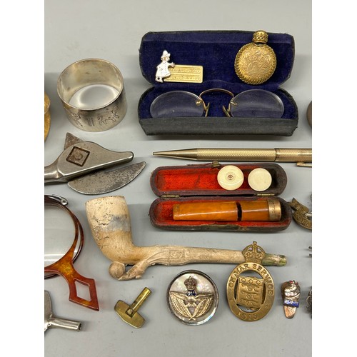 388 - SMALL TRAY OF MISCELLANY, MIZPAH BROOCH, REGIMENTAL CAP BADGES, ROLLED GOLD PROPELLING PANCIL, CLAY ... 