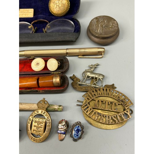 388 - SMALL TRAY OF MISCELLANY, MIZPAH BROOCH, REGIMENTAL CAP BADGES, ROLLED GOLD PROPELLING PANCIL, CLAY ... 