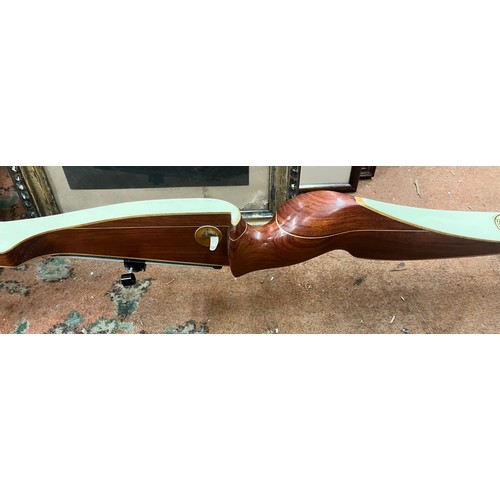 432 - MARKSMAN FOREST RANGER 63 7347 ARCHERY BOW AND ARROWS