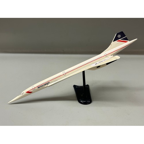 387 - MODEL OF CONCORDE