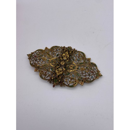 556 - METAL WORK FILIGREE BANGLE, BAR BROOCH, GREEN PASTE ENCRUSTED PENDANT NECK CHAIN AND CLIP ON EARRING... 