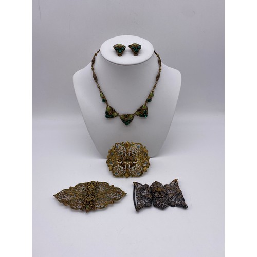 556 - METAL WORK FILIGREE BANGLE, BAR BROOCH, GREEN PASTE ENCRUSTED PENDANT NECK CHAIN AND CLIP ON EARRING... 