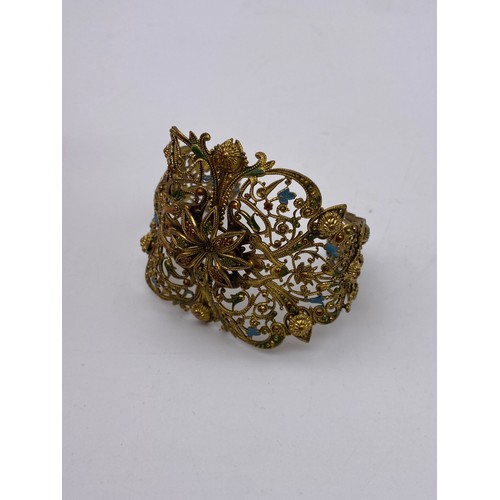 556 - METAL WORK FILIGREE BANGLE, BAR BROOCH, GREEN PASTE ENCRUSTED PENDANT NECK CHAIN AND CLIP ON EARRING... 