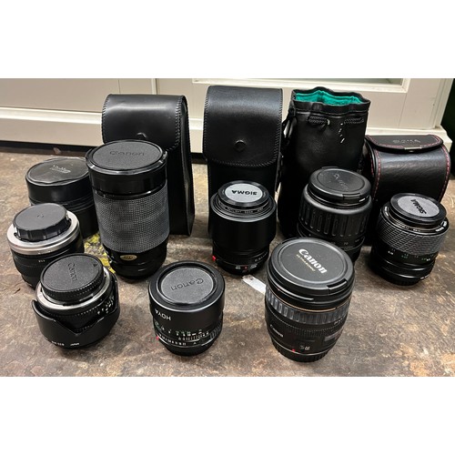 412 - MAMIYA NYLON CAMERA BAG OF VARIOUS LENSES AND CAMERA ACCESSORIES