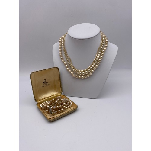 559 - SIMULATED PEARL GRADUATED CHOKER NECKLACE, ONE OTHER WITH DIAMANTE CLASP, POMPADOUR SIMULATED PEARL ... 