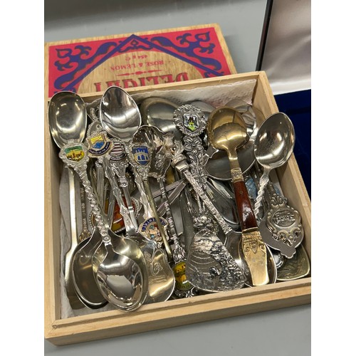 403 - BOXED EXQUISITE COMMEMORATIVE ROYAL TEASPOON SET, AND BOX OF MISCELLANEOUS SOUVENIR TEASPOONS