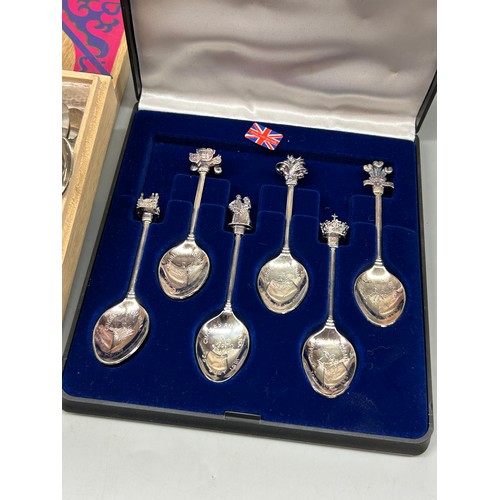 403 - BOXED EXQUISITE COMMEMORATIVE ROYAL TEASPOON SET, AND BOX OF MISCELLANEOUS SOUVENIR TEASPOONS