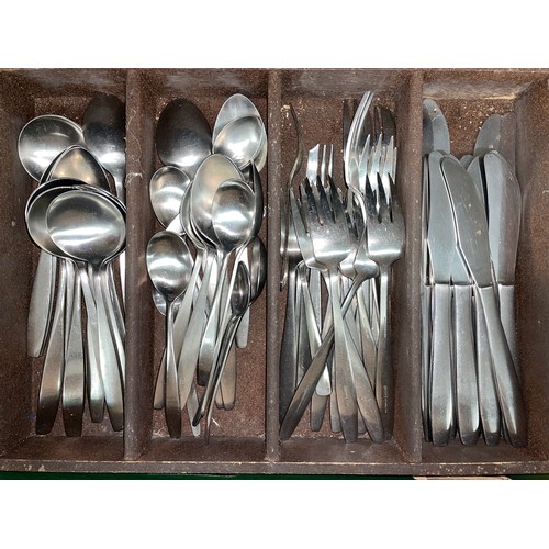 423 - TRAY OF STAINLESS STEEL CUTLERY