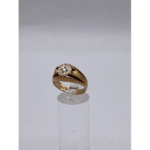 533 - GENTLEMANS 9CT YELLOW GOLD SIGNET RING WITH DIAMOND CHIP CENTRE ILLUSION CUT 5.1G APPROX.