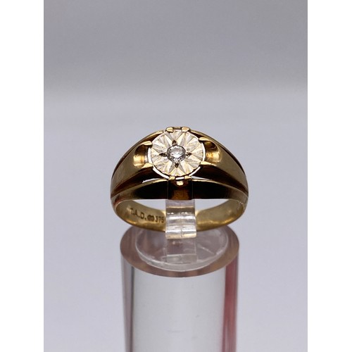 533 - GENTLEMANS 9CT YELLOW GOLD SIGNET RING WITH DIAMOND CHIP CENTRE ILLUSION CUT 5.1G APPROX.