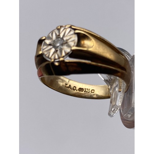 533 - GENTLEMANS 9CT YELLOW GOLD SIGNET RING WITH DIAMOND CHIP CENTRE ILLUSION CUT 5.1G APPROX.