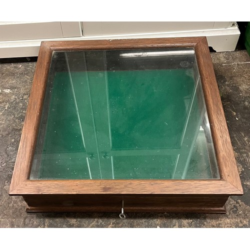 418 - BAIZE LINED COUNTER TOP BERJUTERY CABINET (LOCKABLE)