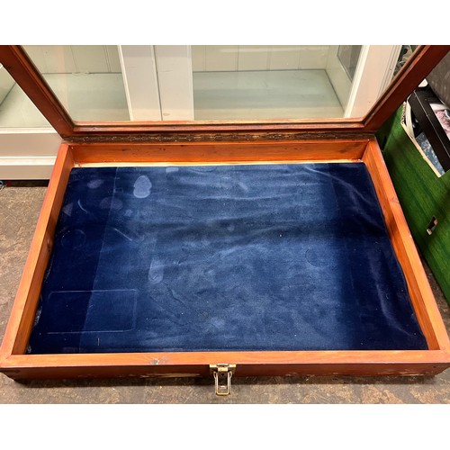 418A - TABLE TOP GLAZED BIJOUTERIE CABINET