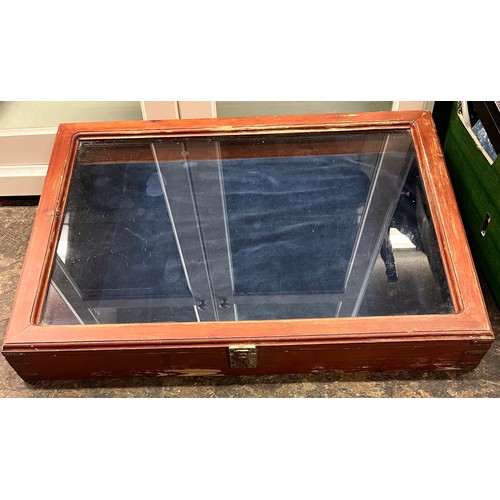 418A - TABLE TOP GLAZED BIJOUTERIE CABINET