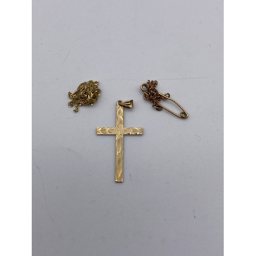 560 - 9CT GOLD ENGRAVED CROSS, FINE TRACE CHAIN A/F, AND AN UNMARKED ROSE METAL SAFETY CHAIN 1.6G OVERALL ... 
