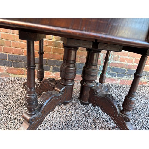 22 - 19TH CENTURY OVAL OAK EXTENDING DINING TABLE