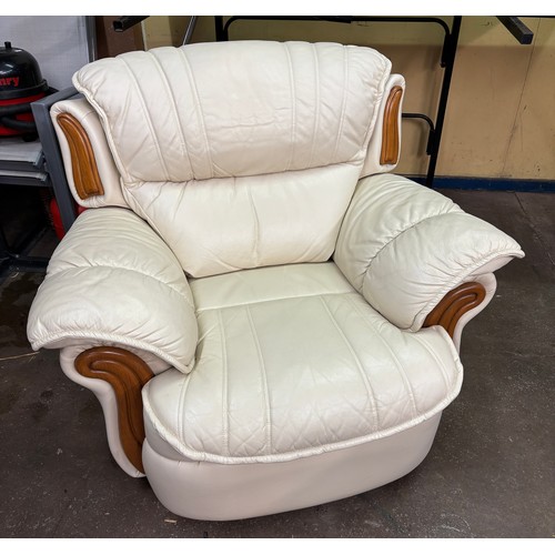 48 - OAK SHOW WOOD FRAME CREAM LEATHER THREE PIECE SUITE