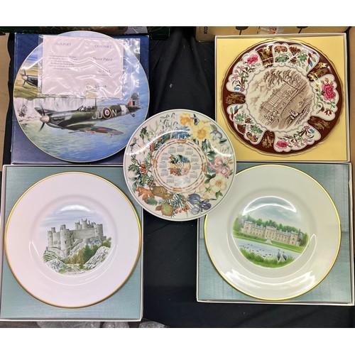 338 - WEDGWOOD BONE CHINA COUNTRY HOUSE PLATES, MASONS IRONSTONE CHRISTMAS PLATES AND WEDGWOOD YEAR PLATE