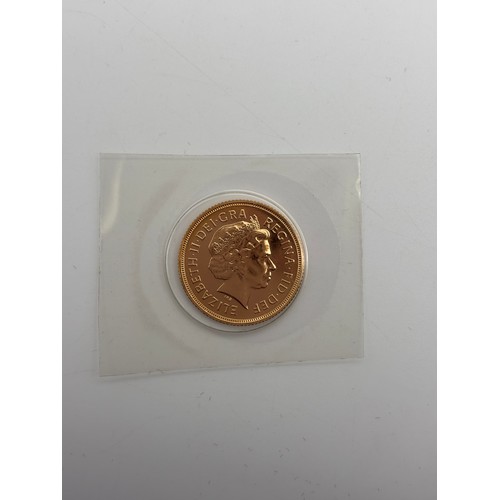 496 - QUEEN ELIZABETH II 2005 GOLD SOVEREIGN WITH STYLISED VERSION OF ST GEORGE AND THE DRAGON