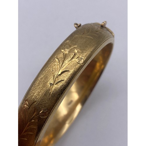 442 - 9CT GOLD ENGRAVED BANGLE WITH SAFETY CHAIN 18.1G APPROX OVERALL