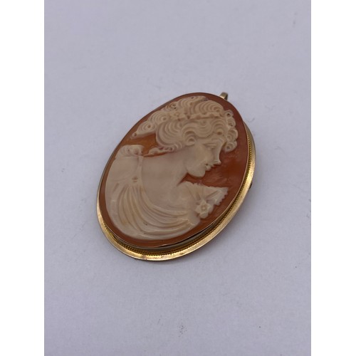 440 - 9CT GOLD MOUNTED CARVED CLASSICAL CAMEO BROOCH 5.6G OVERALL