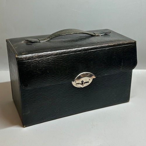 386 - GENTLEMANS GREEN MOROCCAN LEATHER TRAVELLING VANITY CASE