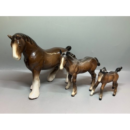 395 - BESWICK GLOSS HORSES AND FOALS A/F